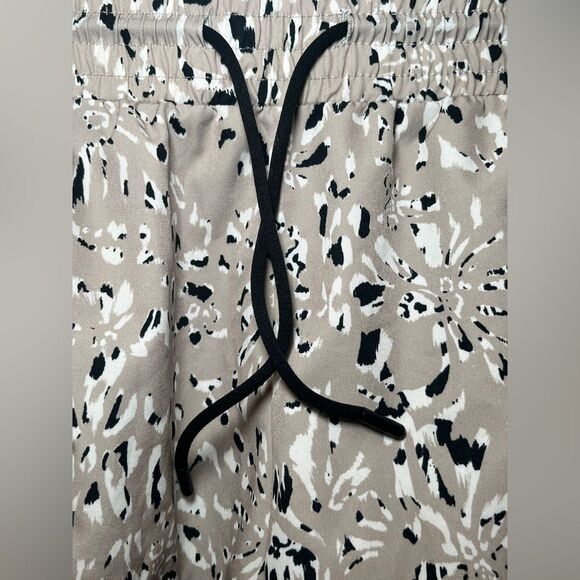 Betsey Johnson Performance Printed Active Shorts Grey Size M - Picture 3 of 4